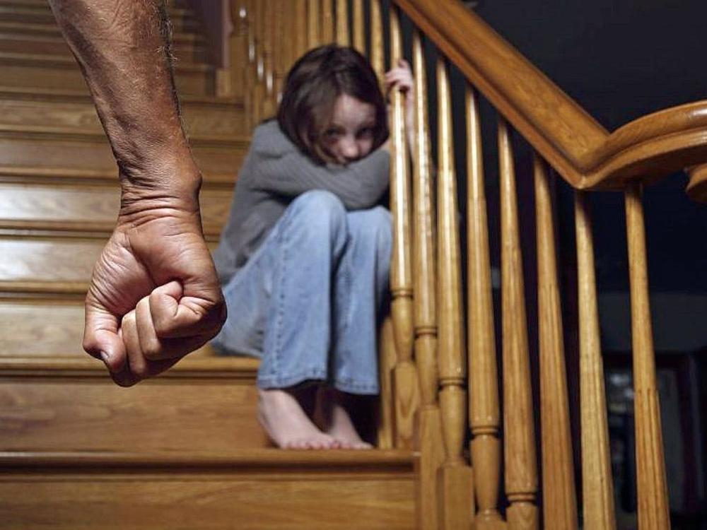 Подозреваемый в изнасиловании собственной малолетней дочери заключен под стражу