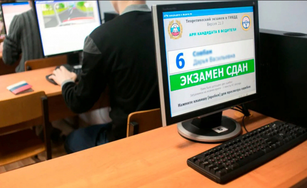 В Мичуринске уборщица автошколы брала деньги за «помощь на экзаменах»