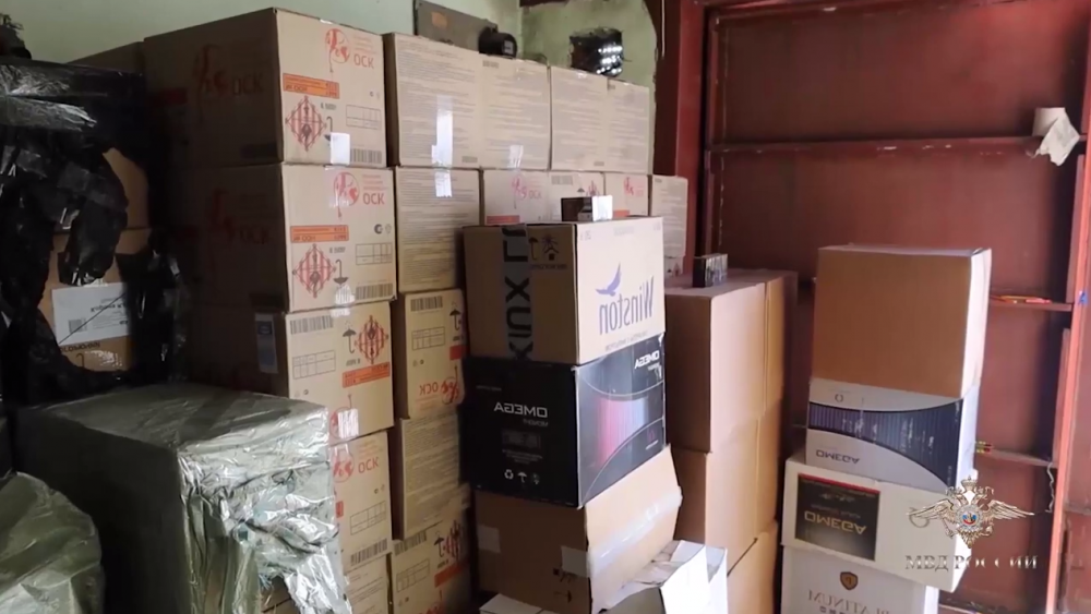 Тамбовские полицейские накрыли склад контрафактных сигарет на миллионы рублей