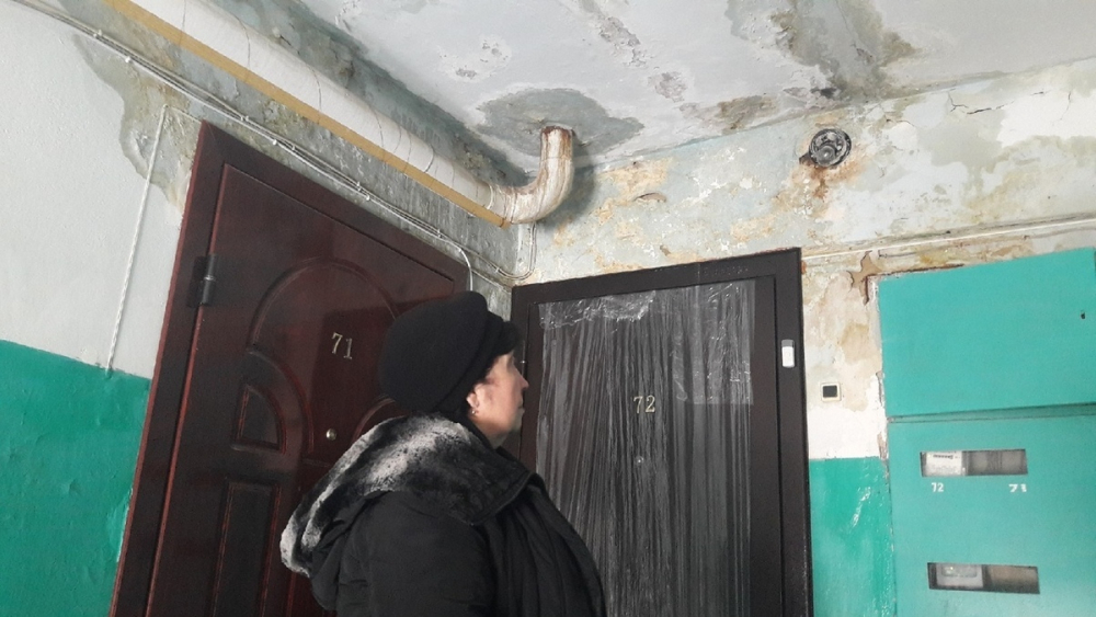 Жители дома по улице Елецкой, 12 борются с «водной стихией»