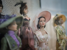 Коллекционные модницы Барби выставлены в картинной галерее