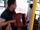 В тамбовском автобусе появился весёлый музыкант