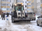 В Тамбове припаркованные “где попало” автомобили мешают уборке снега во дворах