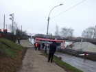 Автобусы разрушили ограничитель по высоте перед мостом на Коммунальной