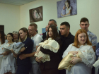 В Тамбове первым десяти мамам вручили подарочные наборы для новорождённых