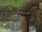 В Тамбове из трубы на подстанции водоканала впустую выливается питьевая вода