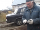 Жители села Царёвка жалуются на односельчанина, который кидается на них с ножом