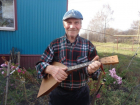 92-летний пенсионер из Гавриловки получил балалайку от Якубовича