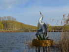 В селе Дубовое Петровского района в пруду поставили скульптуры работы местной мастерицы