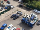 Автомобили на парковках Тамбова снова мешают вывозу мусора