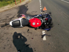 В посёлке Новая Ляда мотоциклист без прав врезался в "Приору"
