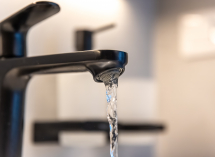 "О том, что воду из под крана назвать питьевой можно только с большой натяжкой, вам расскажет любой тамбовчанин"