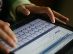 Две юные тамбовчанки обнажились за смартфон 