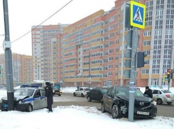Два столба стали «прибежищем» для двух авто в Тамбове