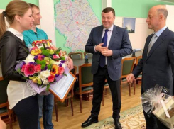 Три миллиона за тройню. Губернатор вручил сертификат счастливым родителям 
