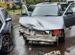 В Тамбове «Пежо» столкнулся с «Богданом»: пострадали две девушки