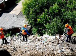 Только промышленные альпинисты смогли добраться до мусорных завалов на улице Степной