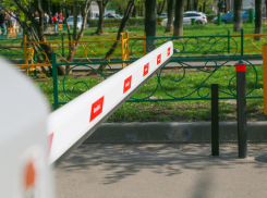 В Тамбове полиция будет искать владельца незаконного шлагбаума на бульваре Энтузиастов