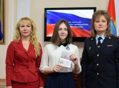 Мэр города вручила юным тамбовчанам паспорта