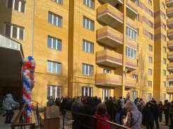 Новосёлы проблемного дома на Интернациональной получили ключи от своих квартир