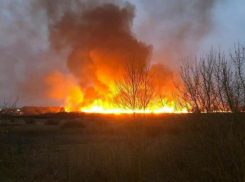 Пожар в Знаменке тушили 5 пожарных машин