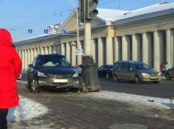 Светофор оказался на пути Hyundai Solaris в центре Тамбова 
