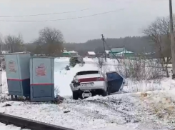 В Тамбовском округе локомотив сбил на переезде «Ладу» с женщиной за рулём