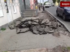 В центре Мичуринска пропали тротуары: горожанам приходится выходить на дорогу 