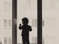 Двухлетняя девочка выпала из окна на девятом этаже 