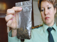 При задержании за хранение наркотиков подросток пытался проглотить пакет со спайсом