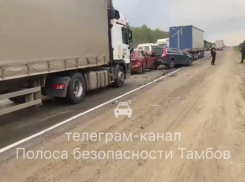 В Тамбовской области водитель фуры устроил «домино» из пяти машин