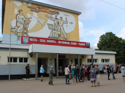 Тамбовчан беспокоит судьба мозаики на фасаде кадетского корпуса имени Л.С. Дёмина