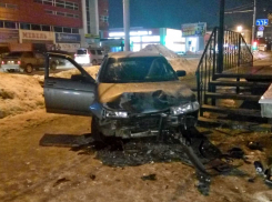 Пьяный водитель врезался в дом и сбил двоих в центре Тамбова 