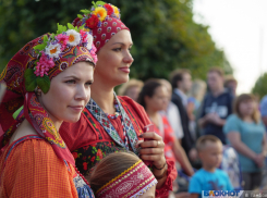 Яблоки, мёд и концерт – в Парке Победы прошла праздничная программа 