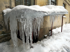 Тамбовчан просят быть осторожными: потеплело, сосульки пошли в рост