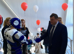Губернатор открыл технопарк, прокатился на супер-тракторе и пожал руку киборгу: Деловой центр Покровской ярмарки начал работу