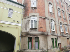 Деревья на крыше, рухнувший потолок и свалка у сливной ямы: жилой дом в центре Тамбова разваливается на глазах