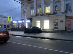 «Приора» снесла столб на тротуаре в центре Тамбова