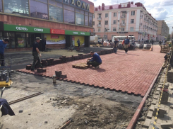 Тротуар на Интернациональной преображается 