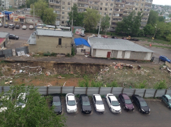 2 года наблюдают гигантскую свалку мусора жители дома по улице Сенько 