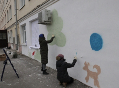Волонтёры разрисовали стены поликлиники Архиепископа Луки детскими рисунками