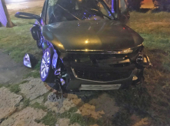 На западе Тамбова «Приора» врезалась в рекламный столб после столкновения с другим автомобилем