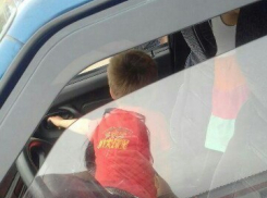 В Красненькой дети, оставленные родителями в машине, чудом избежали беды.