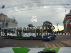 В Тамбове пассажирский автобус протаранил «Хендай Солярис»