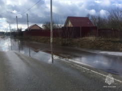 В посёлке Старчики Знаменского округа из-за половодья затопило дорогу