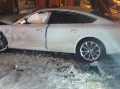 «Audi» въехал в дом, «четырнадцатая» в столб: результат неудачного женского вождения