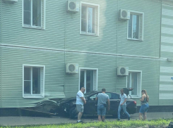 Легковой автомобиль врезался в здание МУП «ТТС» в Тамбове