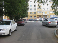 Трехлетний ребенок попал под колеса иномарки во дворе на Чичерина
