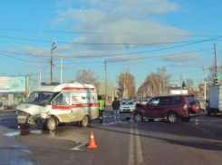 Три в одно: ДТП на Лермонтовской спровоцировала «скорая» с включенной сиреной 