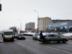 Женщина с правами отправлена в больницу с места ДТП на Киквидзе